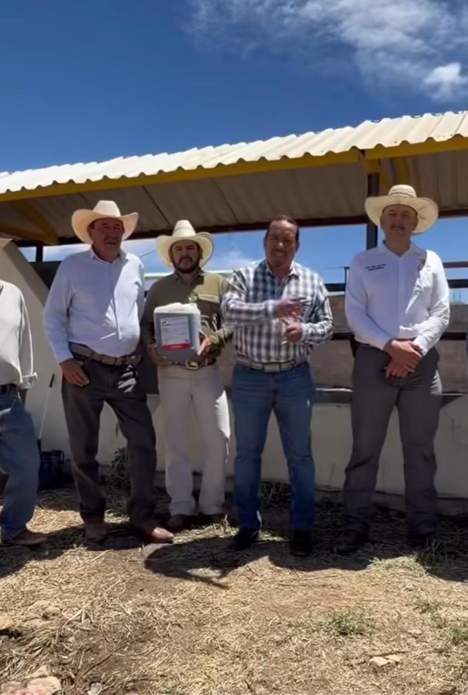 ENTREGA ALCALDE MIGUEL MURILLO APOYOS CONTRA LA GARRAPATA EN CALERA