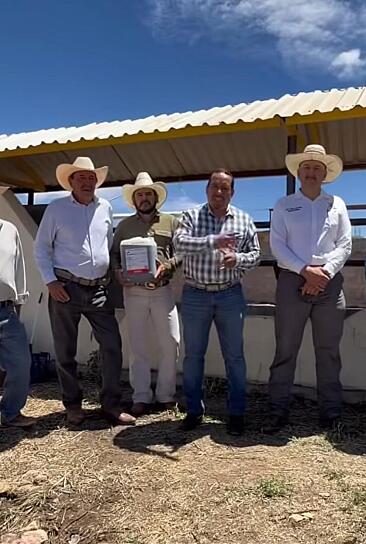 ENTREGA ALCALDE MIGUEL MURILLO APOYOS CONTRA LA GARRAPATA EN CALERA