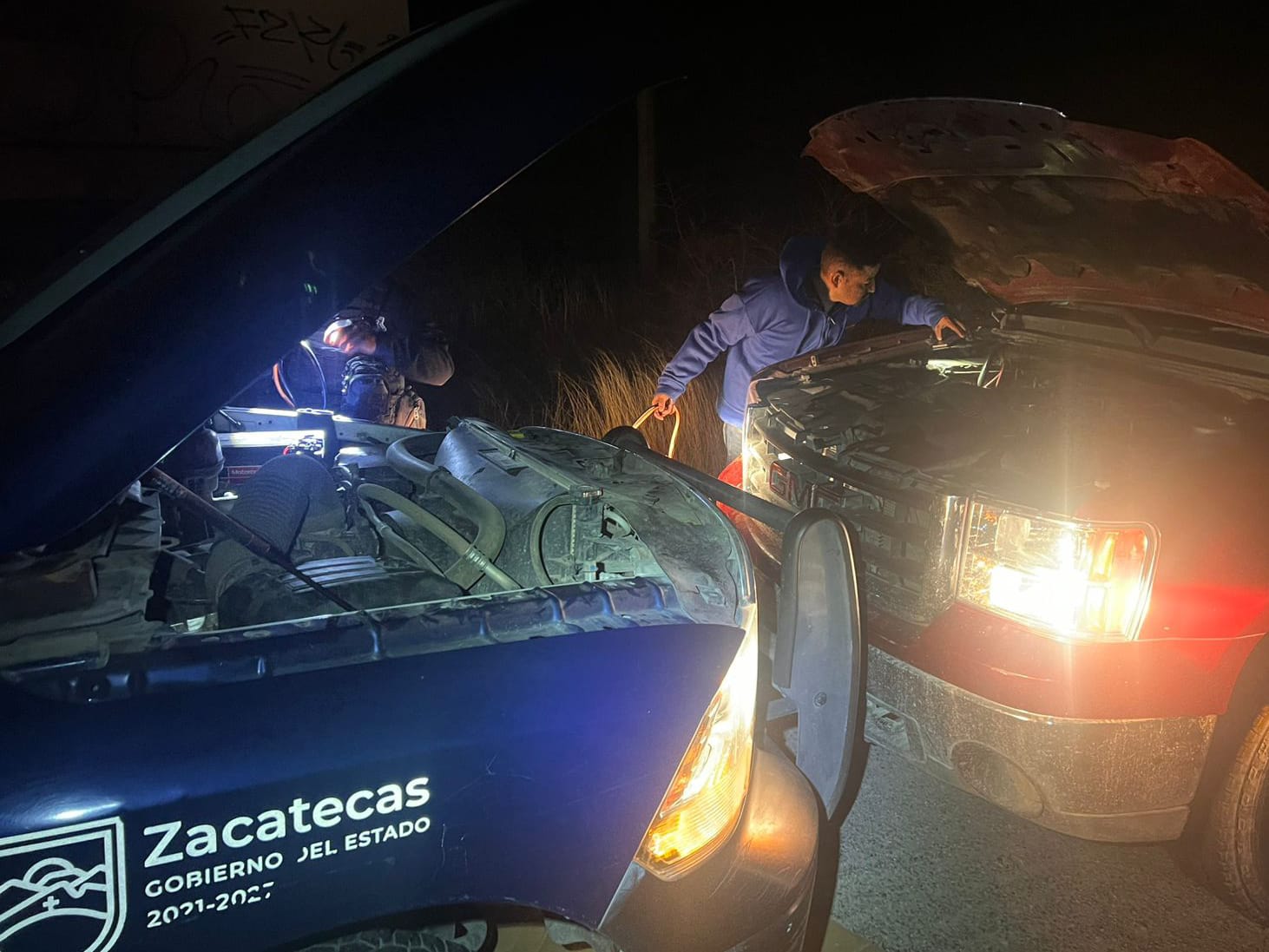 BRINDAN POLICÍAS APOYO A CONDUCTOR VARADO EN PINOS