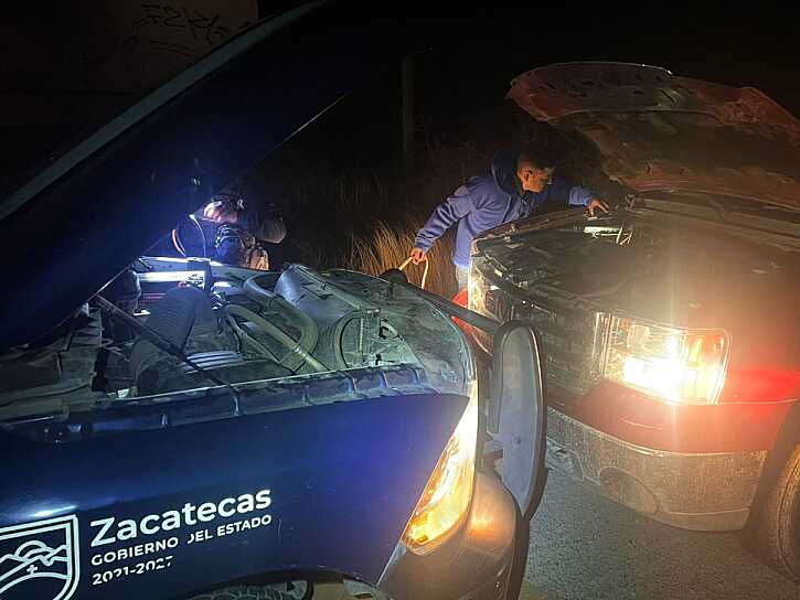 BRINDAN POLICÍAS APOYO A CONDUCTOR VARADO EN PINOS