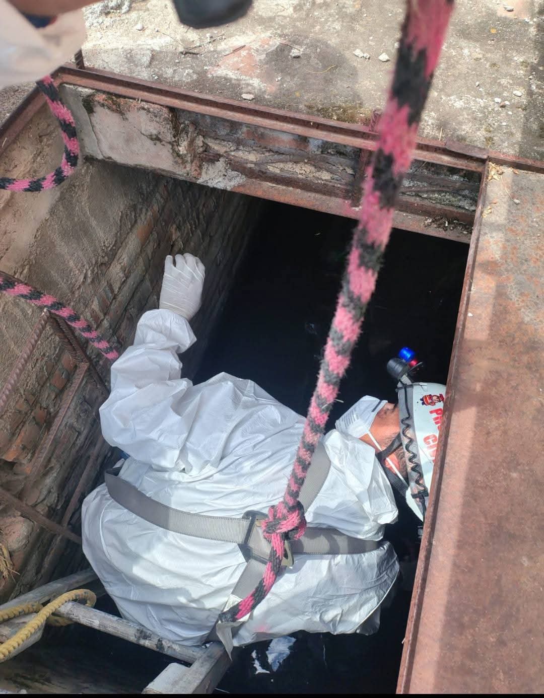 RECUPERAN BOMBEROS DE TLALTENANGO CUERPO TRAS FATAL INCIDENTE EN ALJIBE