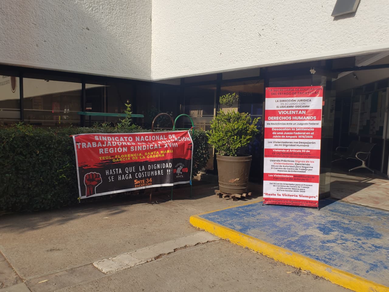 EXIGE DOCENTE CAMBIO Y MANTIENE PROTESTA EN SEZ