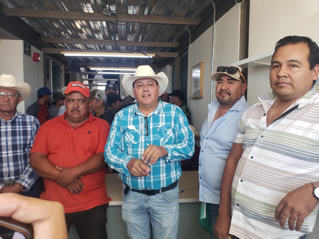 EXIGEN PAGO INMEDIATO Y ADVIERTEN COLAPSO DEL PRÓXIMO CICLO AGRÍCOLA