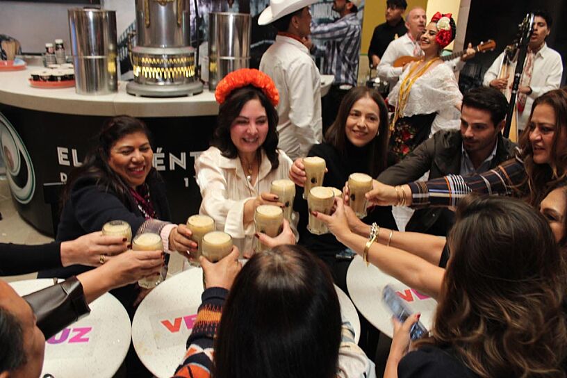 - Salud por su cumpleaños Sarita