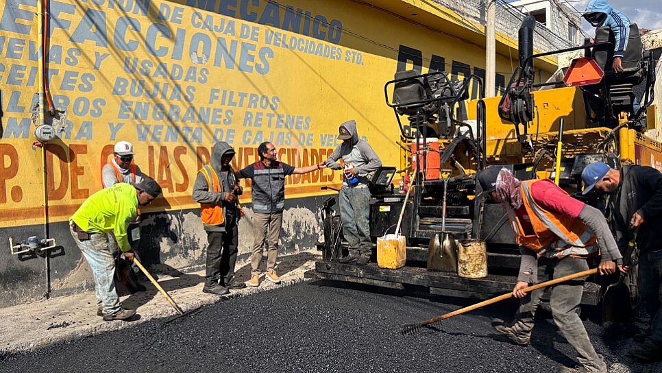 SUPERVISA PEPE SALDÍVAR PAVIMENTACIÓN EN CAMINO REAL