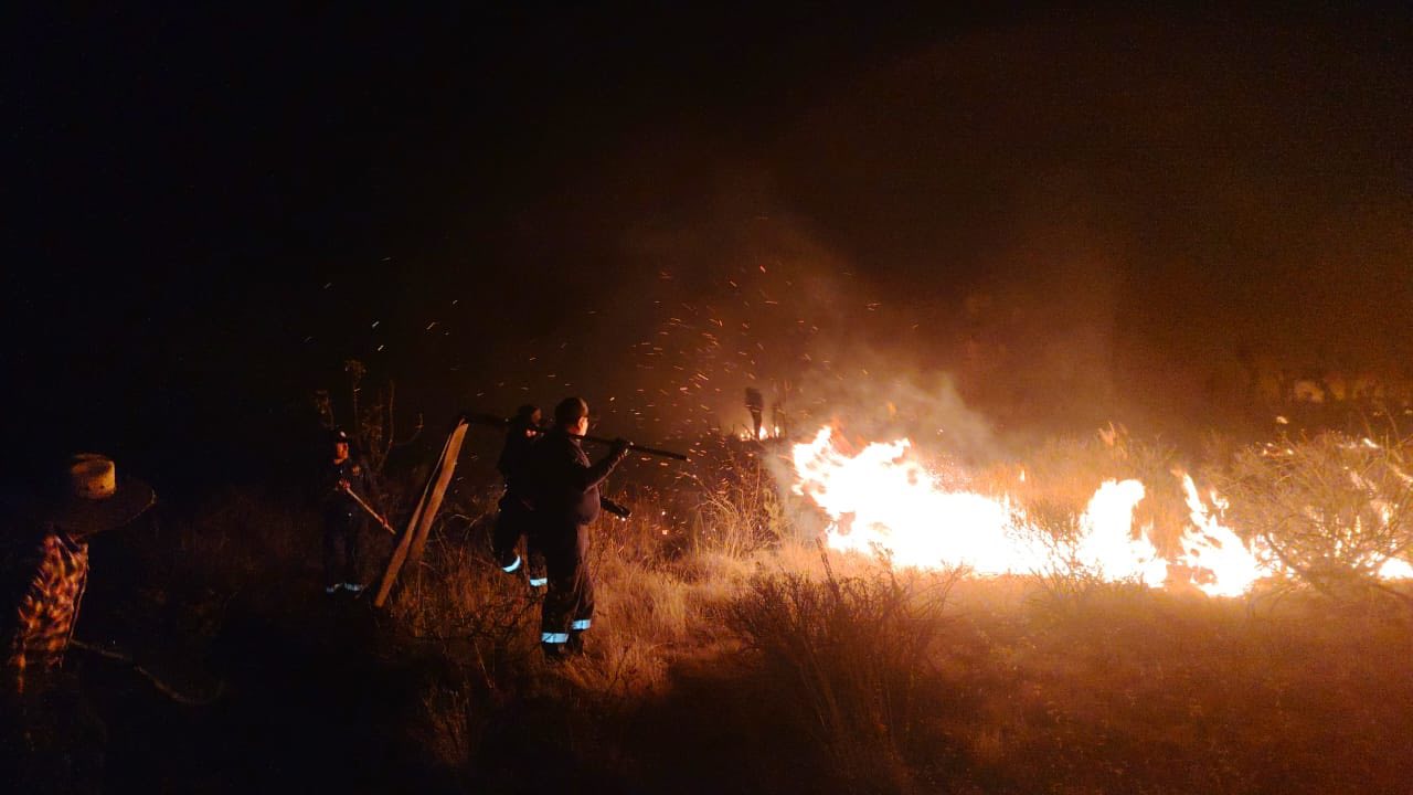 CONTROLAN INCENDIO FORESTAL EN VILLA DE COS