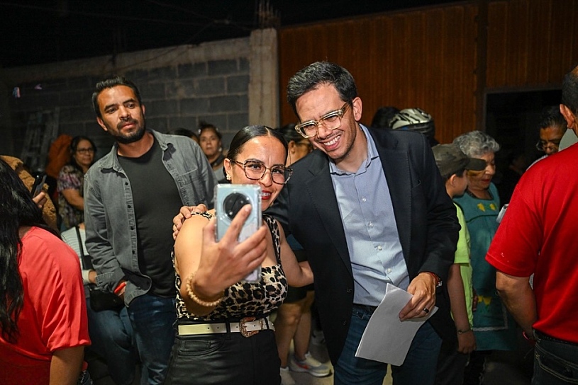 —Sonría para la selfie, mi próximo alcalde capitalino