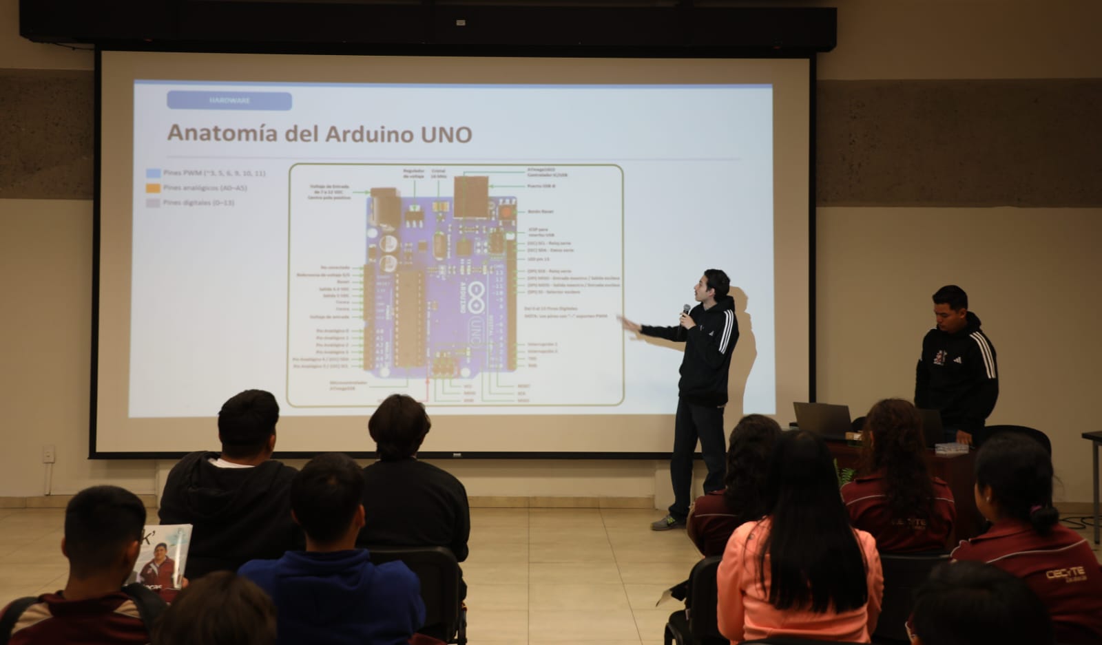 IMPARTE COZCYT TALLER DE ARDUINO A ESTUDIANTES