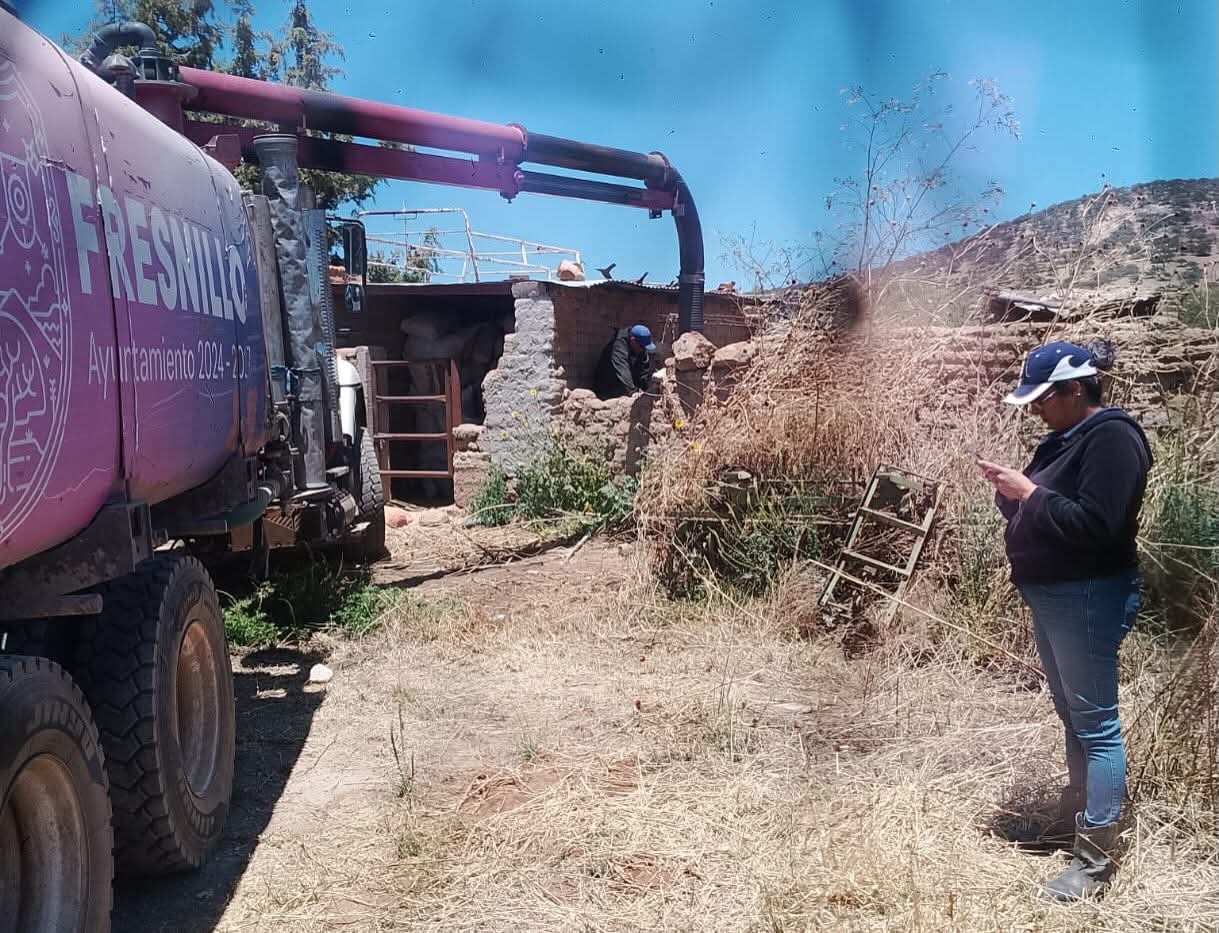REALIZAN DESAZOLVE DE FOSA DE LA COMUNIDAD DE EL TRIUNFO