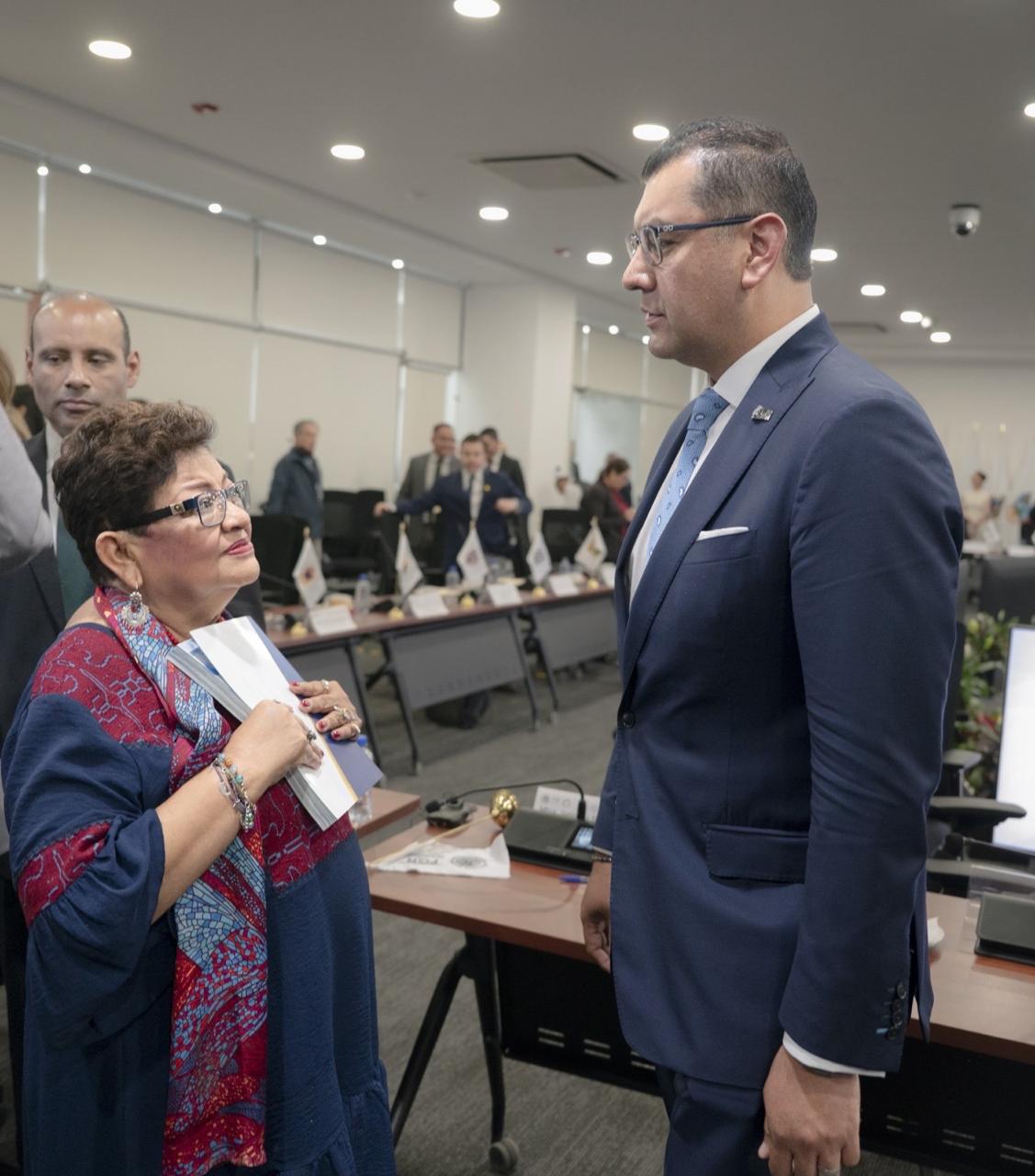 -Maestra Ernestina, soy su alumno más cumplido