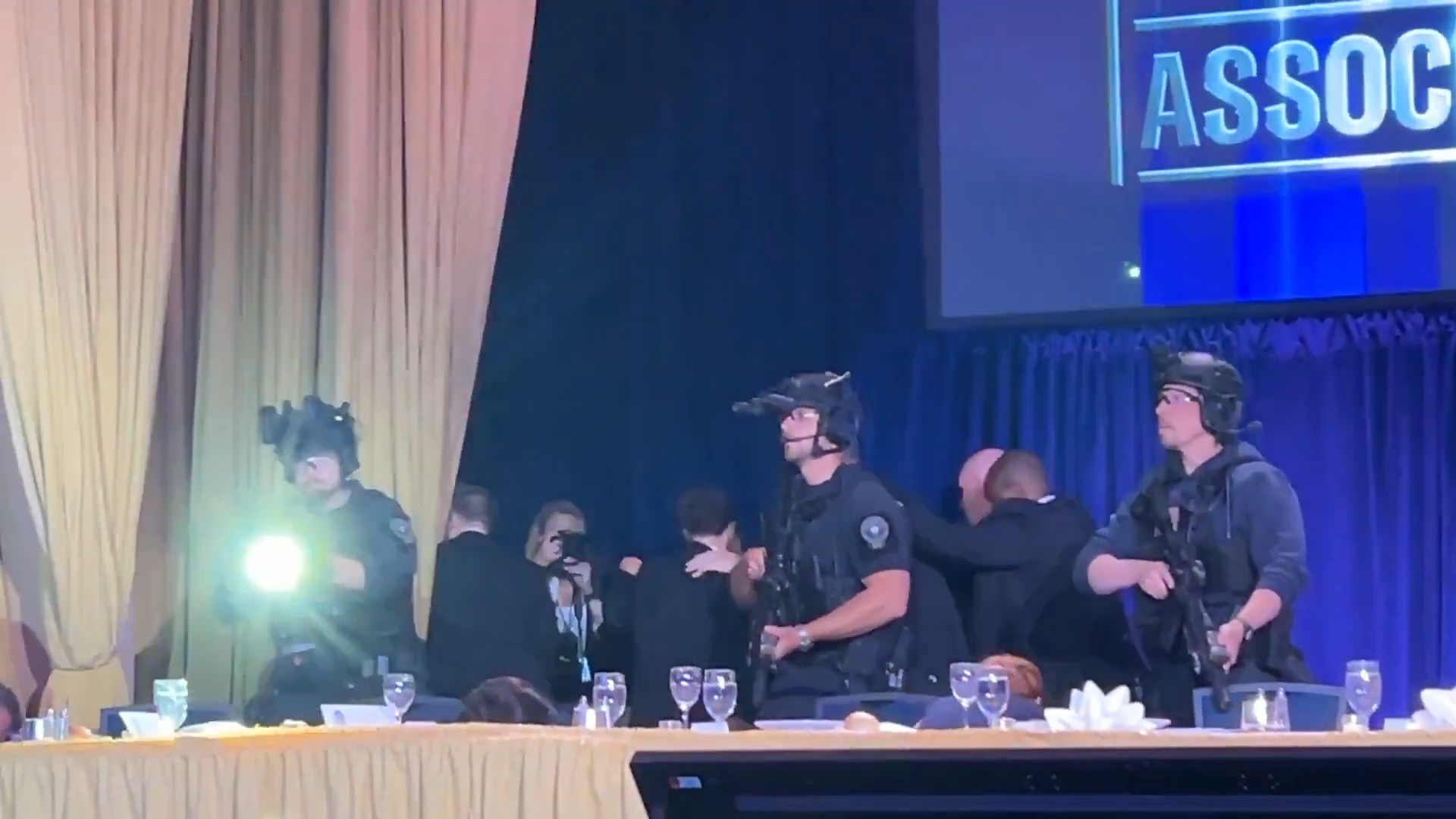 EVACUAN A TRUMP TRAS REPORTES DE DISPAROS EN LA CENA DE CORRESPONSALES DE LA CASA BLANCA 