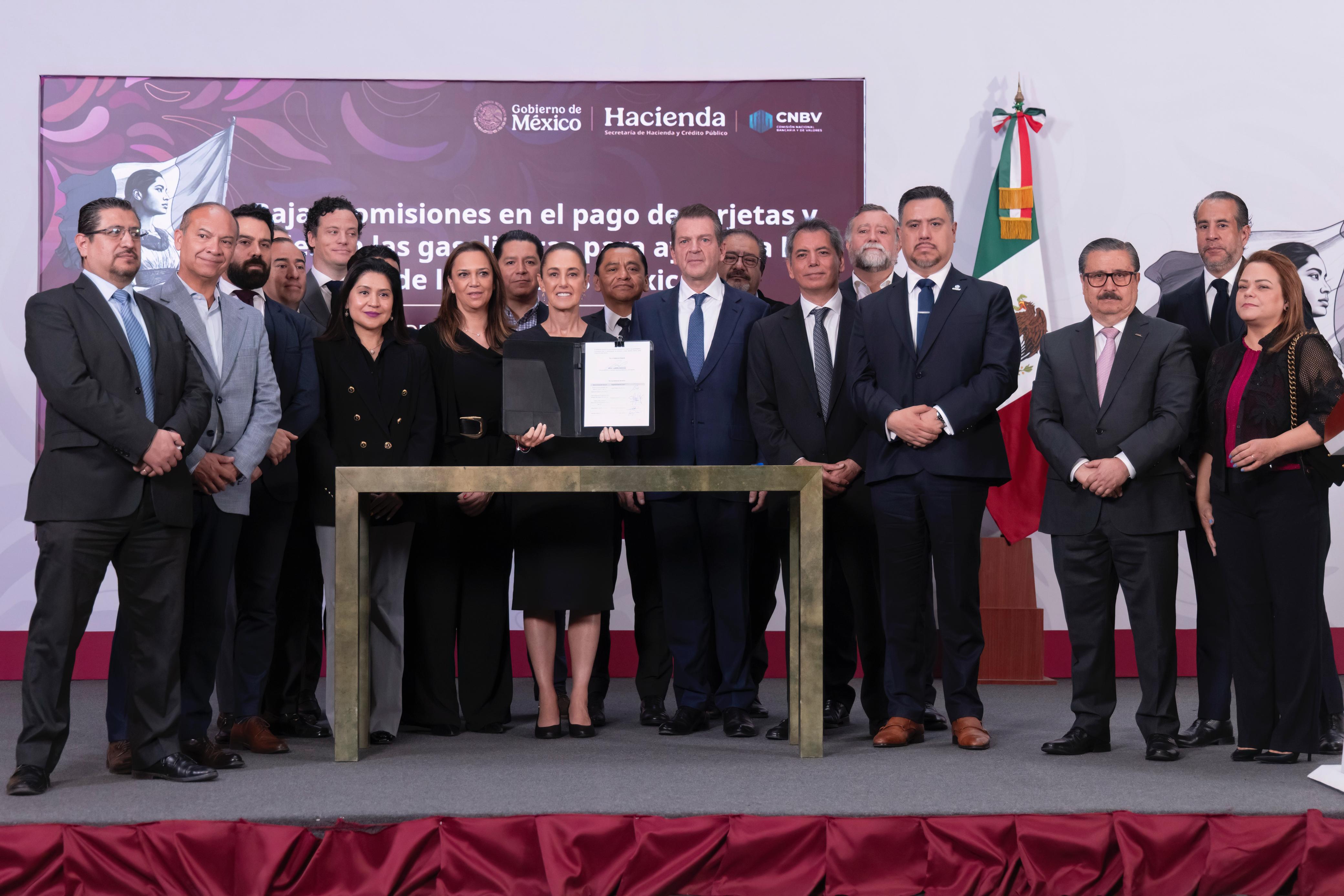 FIRMA CLAUDIA SHEINBAUM ACUERDO PARA REDUCIR COMISIONES