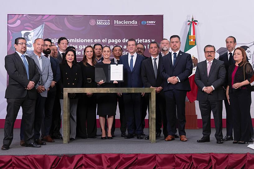FIRMA CLAUDIA SHEINBAUM ACUERDO PARA REDUCIR COMISIONES