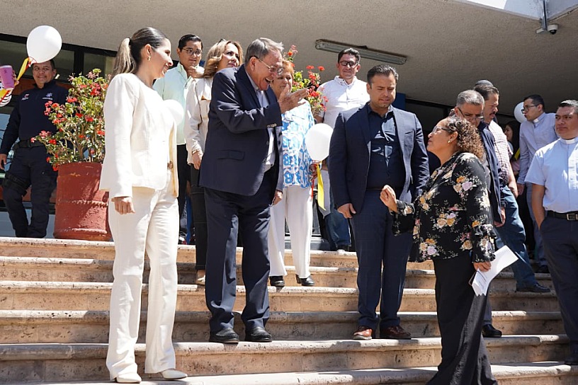 RECIBE MIGUEL VARELA A OBISPO EN PRESIDENCIA MUNICIPAL