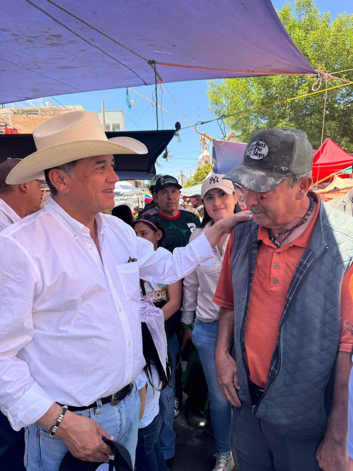 ATIENDE CARLOS PUENTE PETICIONES DE TIANGUISTAS Y COMERCIANTES