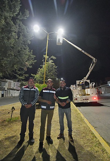 DAN MANTENIMIENTO A LUMINARIAS Y CAMELLONES DE GUADALUPE