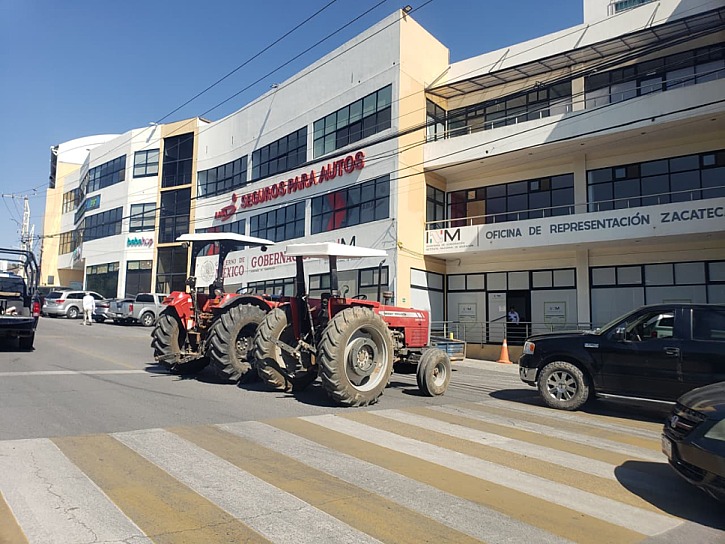 EXIGEN PRODUCTORES RESPUESTA Y BLOQUEAN AVENIDA UNIVERSIDAD