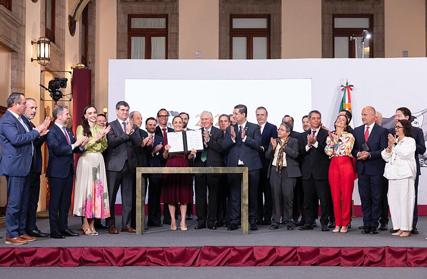 FIRMA CLAUDIA SHEINBAUM ACUERDO PARA INDUSTRIA SIDERÚRGICA