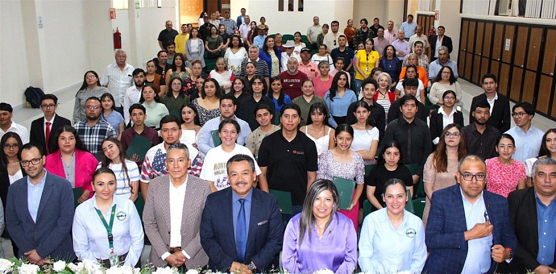ALUMNOS DE LA UTZAC RECIBEN RECONOCIMIENTO 