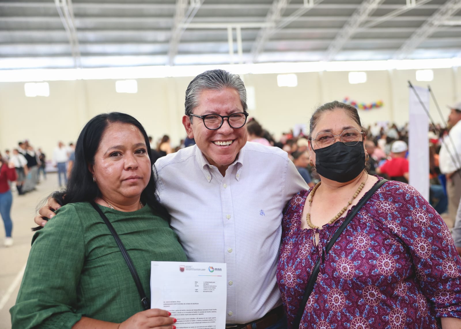 ENTREGA DAVID MONREAL TARJETAS DE LA ESCUELA ES NUESTRA