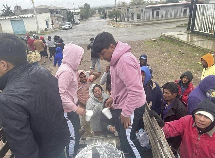 ALUMNOS DEL COBAEZ ENTREGAN ALIMENTO A MIGRANTES CENTROAMERICANOS VARADOS EN CAÑITAS 