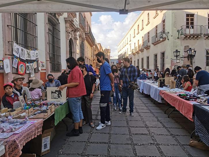   ALUMNOS DE LICENCIATURA EN ARTES EXPONEN SUS OBRAS EN EL PATIO DE RECTORÍA