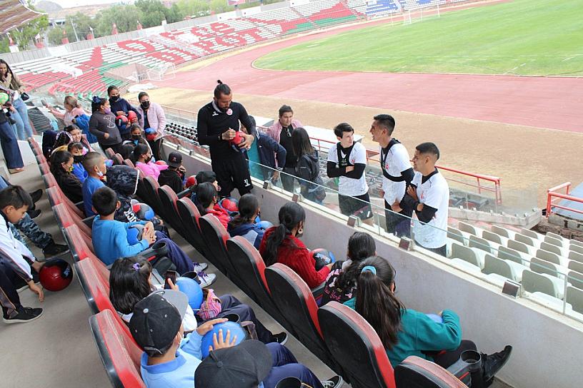 ALUMNOS DE MACHINES CONVIVEN CON JUGADORES DE CLUB MINEROS 