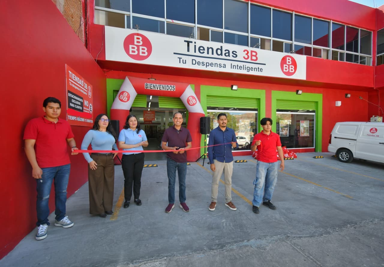 INAUGURA PEPE SALDÍVAR TIENDA TRES B EN GAVILANES