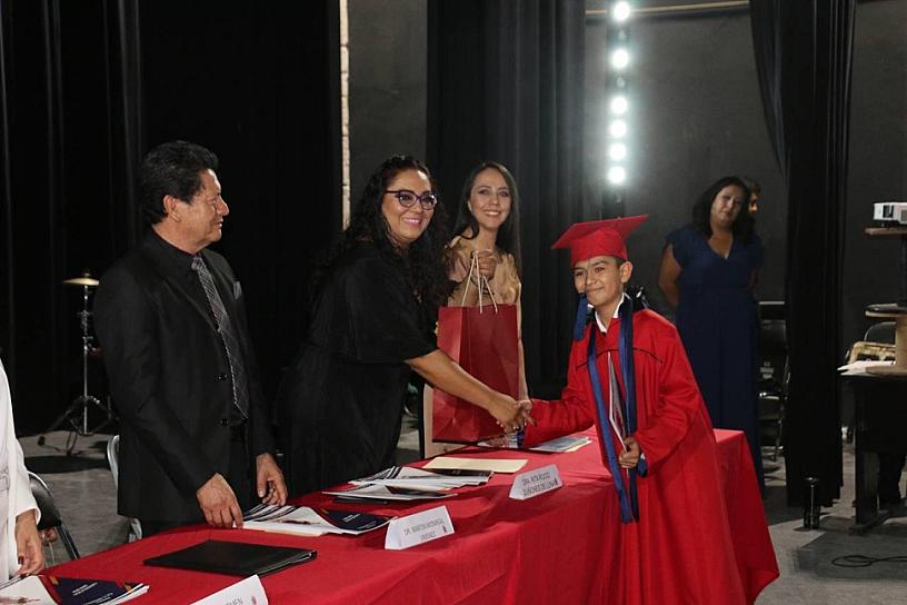 AMADRINA ALCALDESA DE FRESNILLO A EGRESADOS DEL IEMS