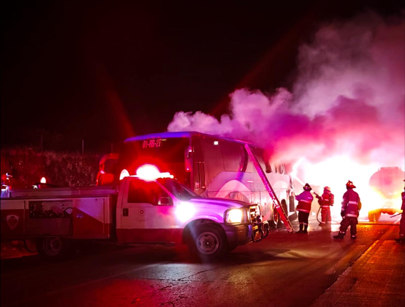 ATIENDE PROTECCIÓN CIVIL INCENDIO DE AUTOBÚS EN OSIRIS