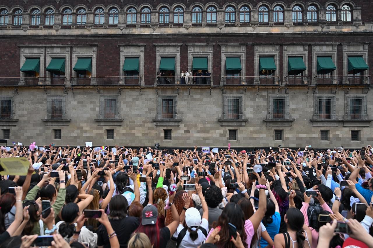 BTS SALUDA A CERCA DE 50 MIL "ARMYS" EN EL ZÓCALO DE LA CDMX