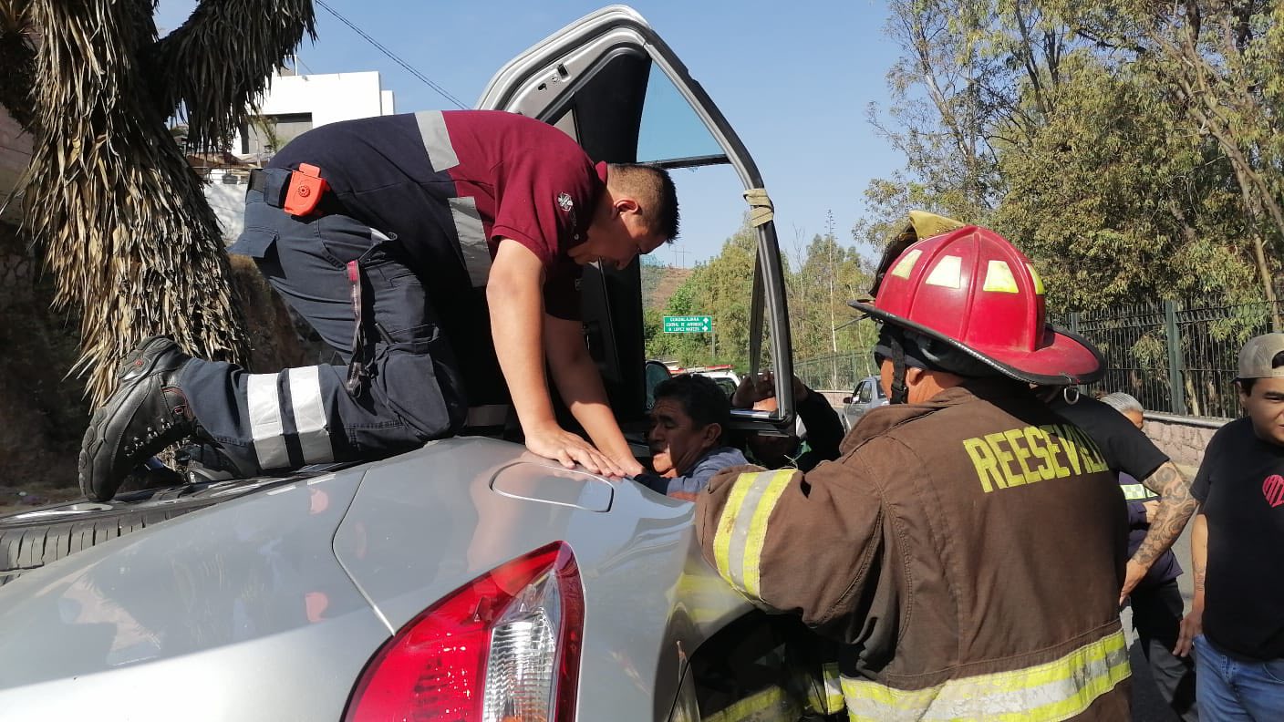 RESCATAN A CONDUCTOR TRAS ACCIDENTE EN CALZADA GARCÍA SALINAS   