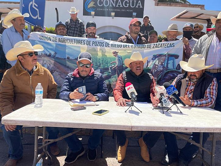 Amagan con tomar carreteras para exigir respuesta de la Sader