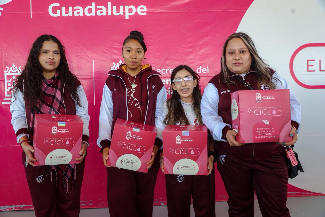 ENTREGA DIF GUADALUPE KITS MENSTRUALES A ESTUDIANTES