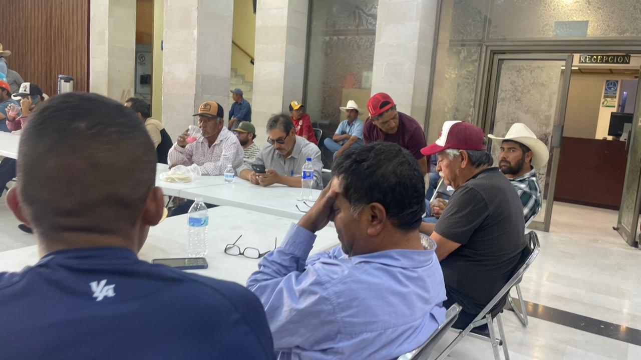 MANTIENEN PRODUCTORES TOMA DEL CONGRESO POR ACOPIO DE FRIJOL