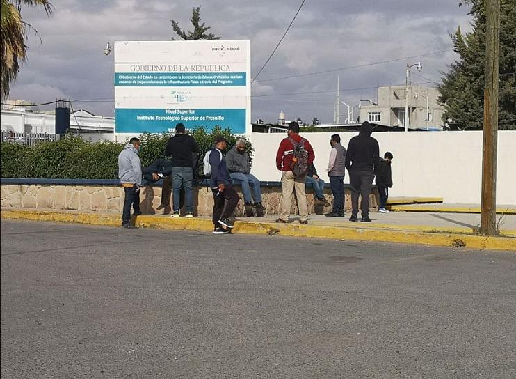 AMAGAN TRABAJADORES DEL ITSF CON TOMAR EL PLANTEL