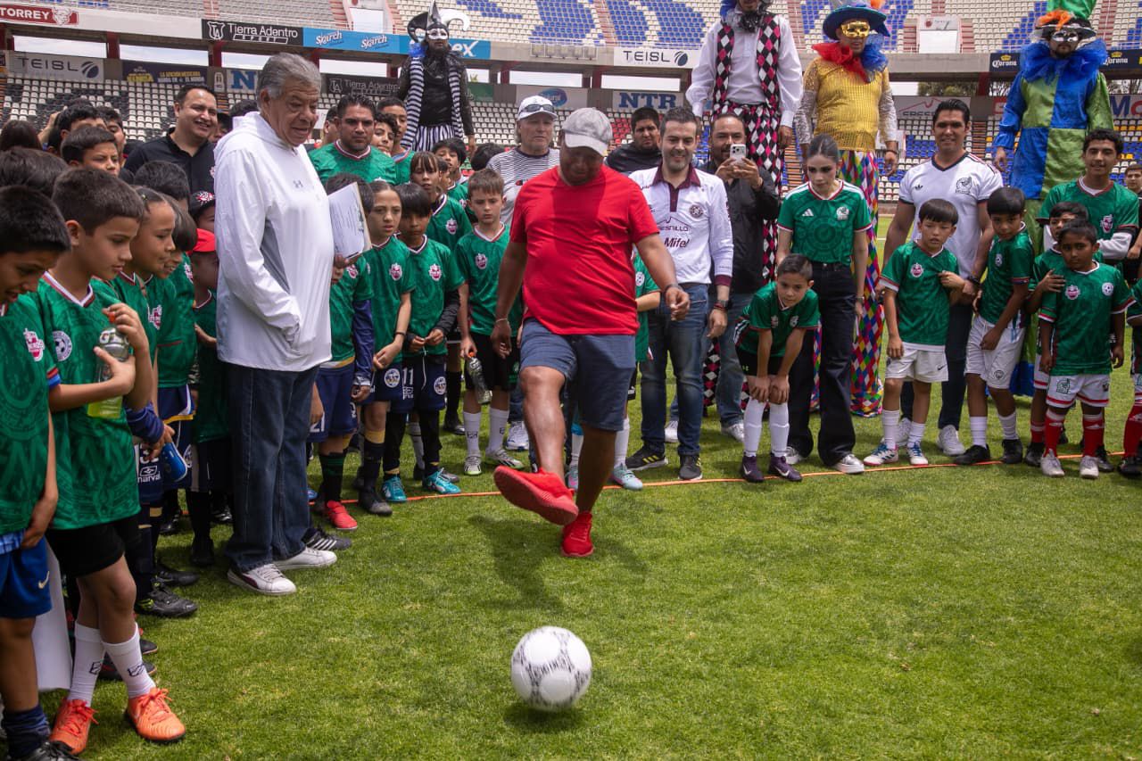 INAUGURA ULISES MEJÍA MUNDIALITO SOCIAL