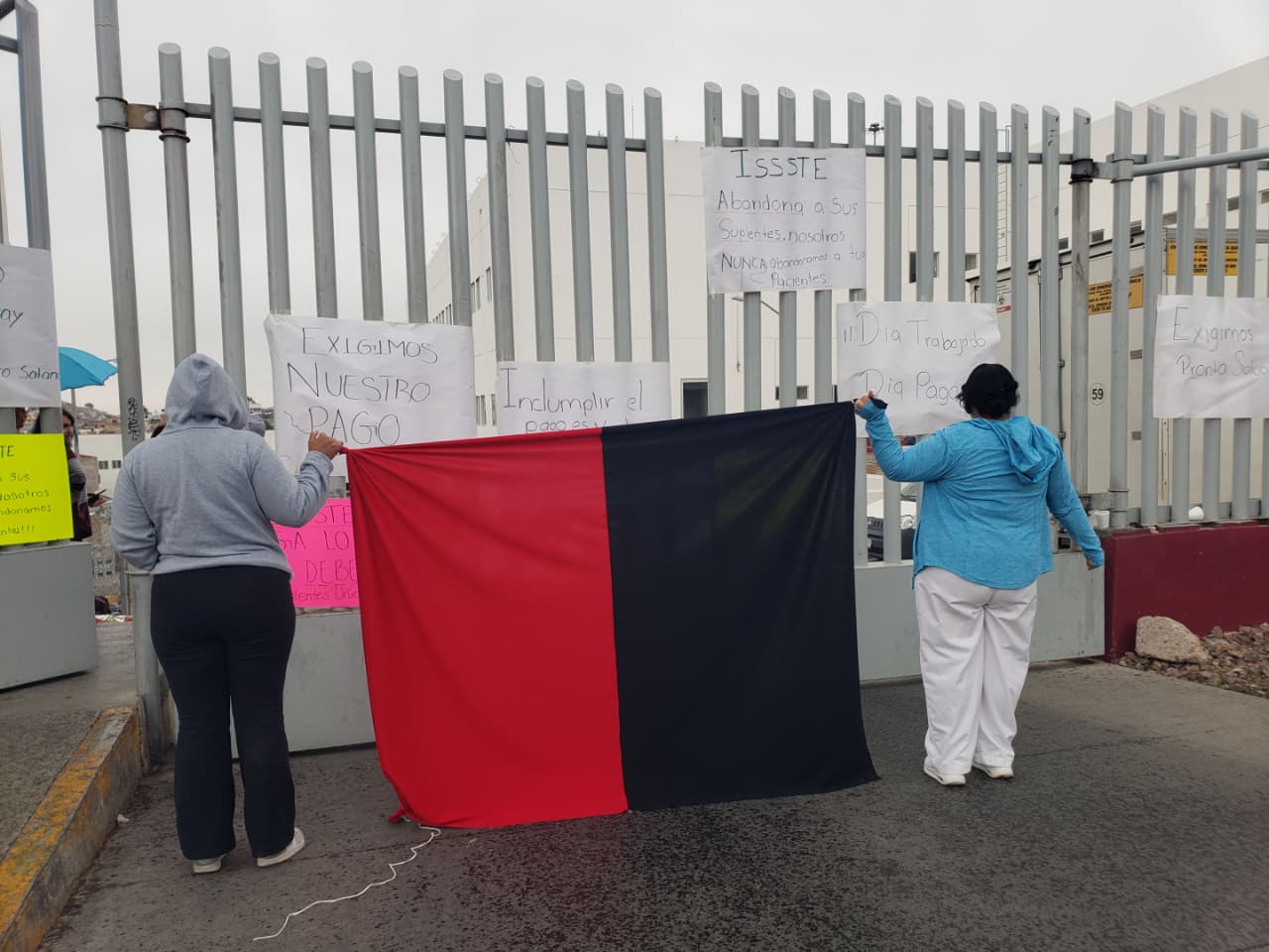 TOMAN SUPLENTES DE NUEVO INSTALACIONES DEL ISSSTE EN PROTESTA INDEFINIDA