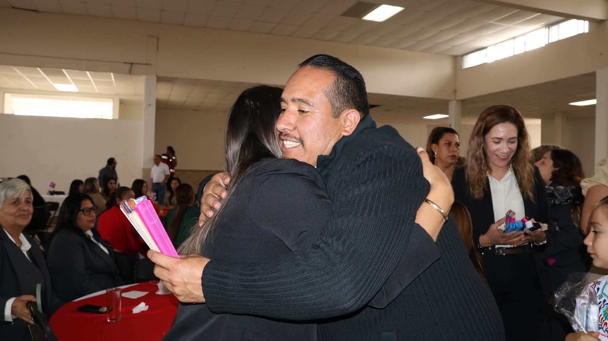 RECONOCE MIGUEL MURILLO A LAS MADRES TRABAJADORAS DEL AYUNTAMIENTO