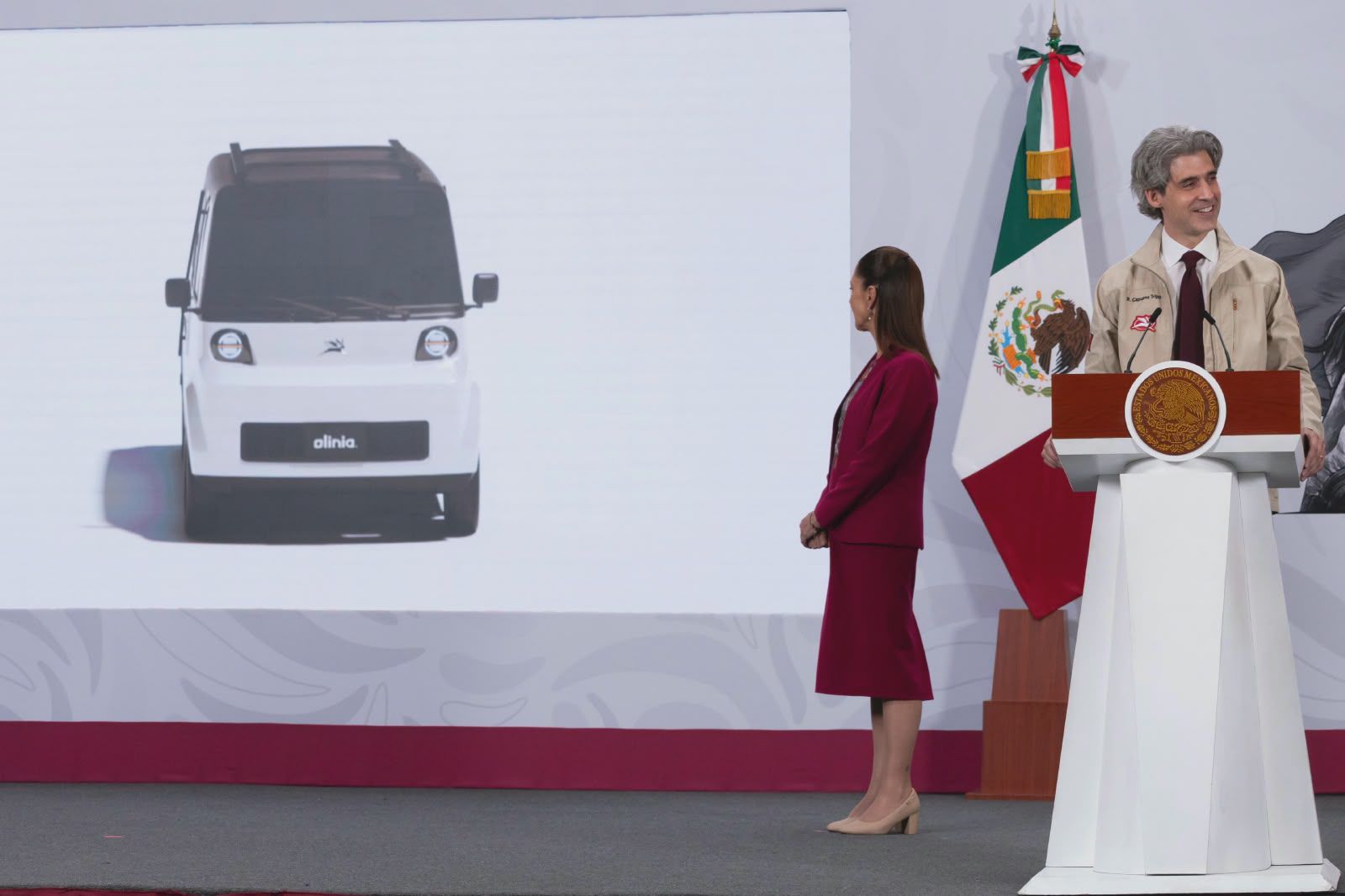 PRESENTA CLAUDIA SHEINBAUM PROTOTIPO DE OLINIA, VEHÍCULO ELÉCTRICO MEXICANO