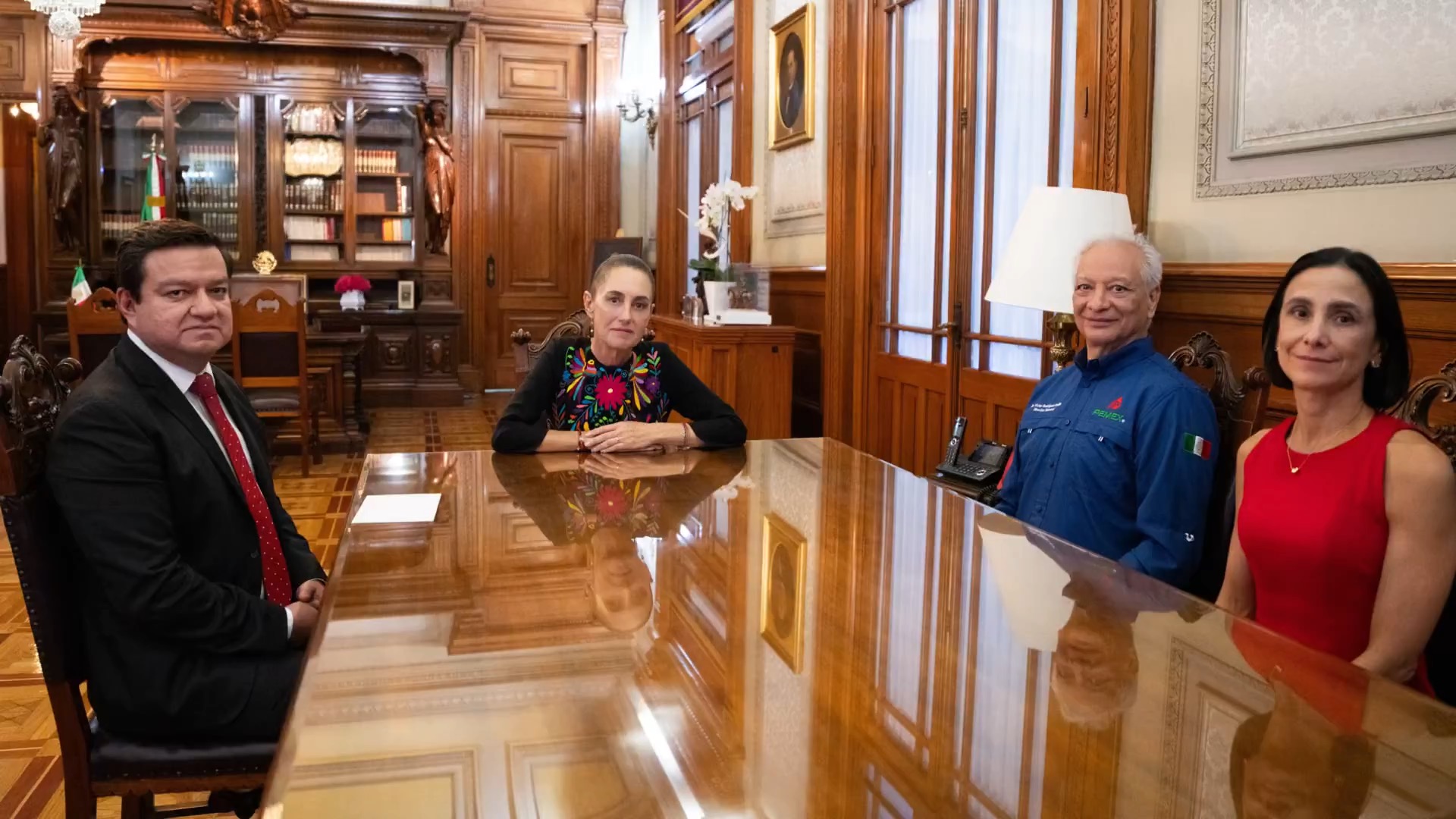 DEJA VICTOR RODRÍGUEZ LA DIRECCIÓN DE PEMEX; JUAN CARPIO ASUME EL CARGO