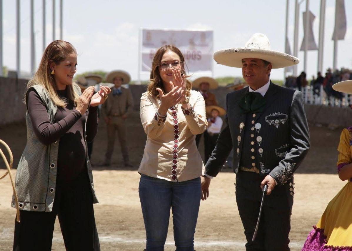 - ¡Bravo mi Charlie, bien cortada la soga!