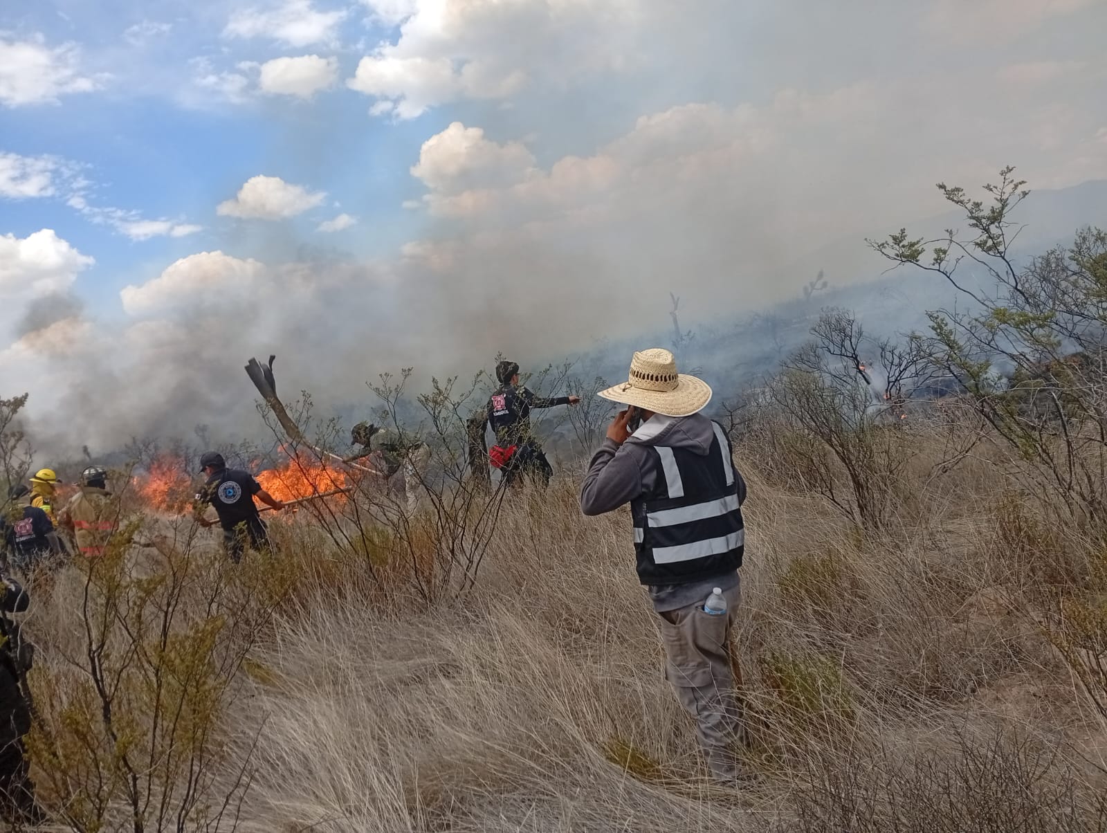 TRABAJAN AUTORIDADES GUBERNAMENTALES COMBATIR INCENDIO FORESTAL