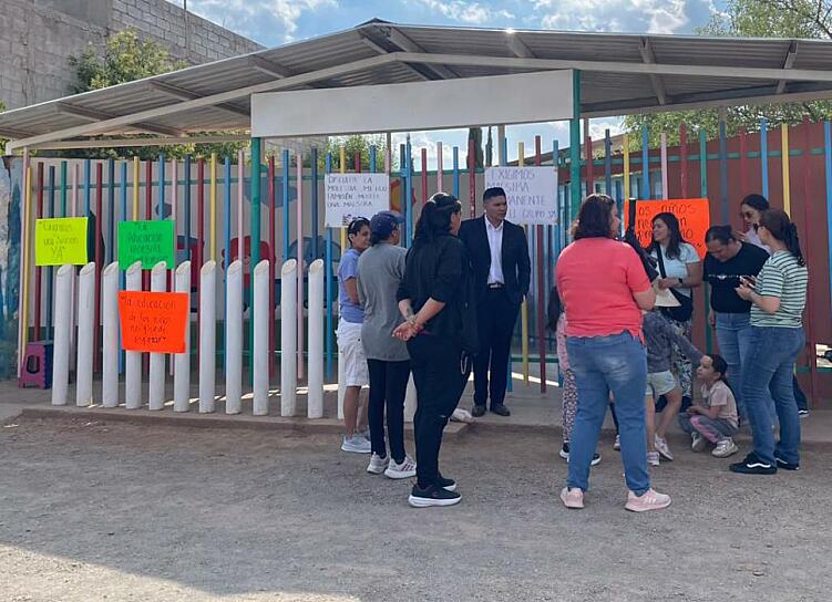 EXIGEN ASIGNAR MAESTRO TRAS OCHO MESES SIN CLASES Y TOMAN PREESCOLAR   