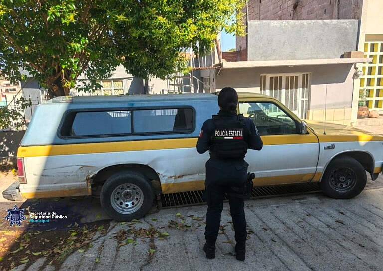 RECUPERAN POLICÍAS CAMIONETA ROBADA ABANDONADA EN COLONIA MINERA
