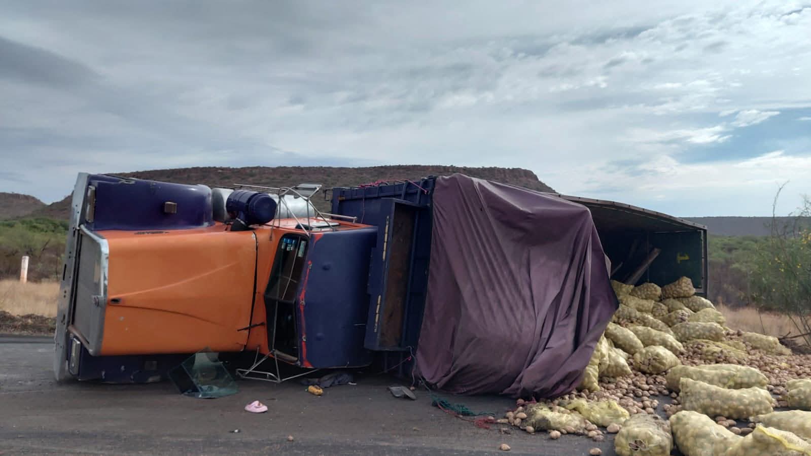 VUELCA TRÁILER CARGADO CON PAPAS EN RÍO GRANDE
