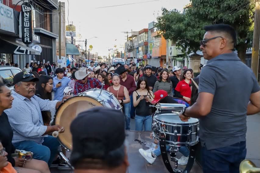 CON GRAN CALLEJONEADA, JÓVENES TOMAS CALLES DE FRESNILLO PARA CELEBRAR EL DÍA DEL ESTUDIANTE