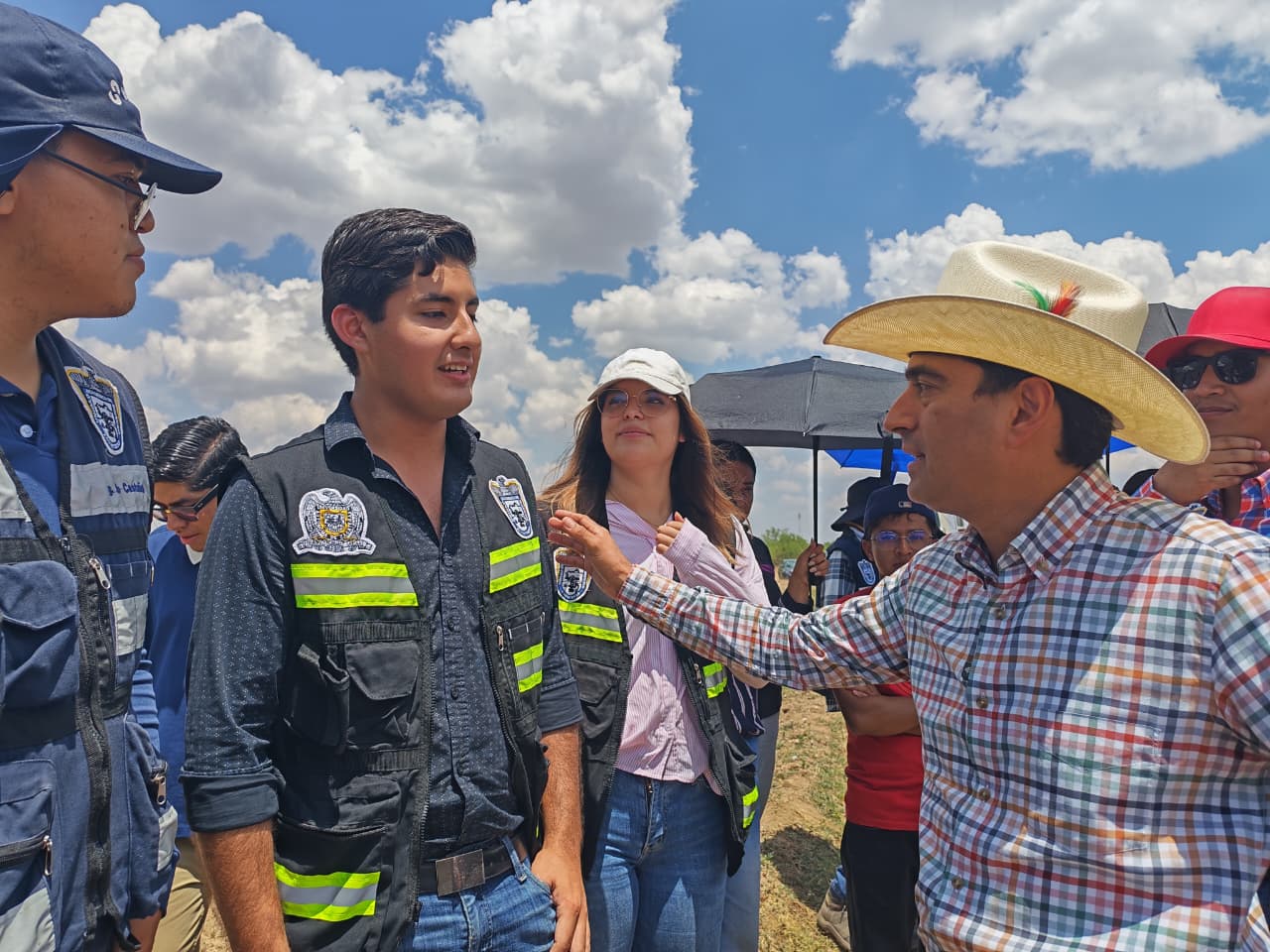 SUPERVISAN PEPE SALDÍVAR Y ESTUDIANTES DE LA UAZ PAVIMENTACIÓN EN GUADALUPE