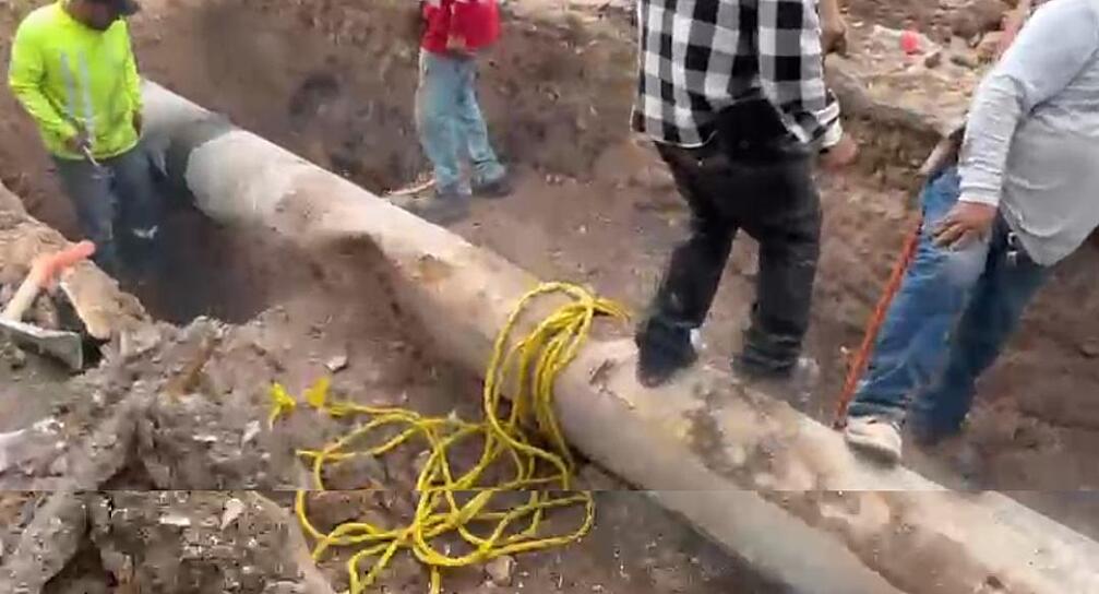 REPARAN FUGA QUE COLAPSABA LA PRESIÓN DE AGUA EN CINCO COLONIAS DE FRESNILLO