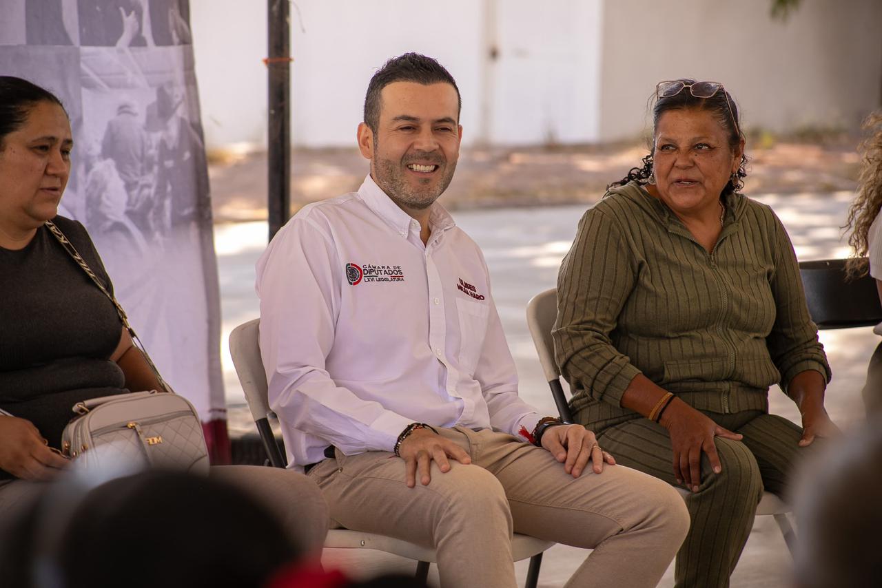 FORTALECE ULISES MEJÍA A PEQUEÑOS COMERCIOS DEL PAÍS